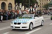 Beim Vorläufer fahren auch Werbefahrzeuge mit, wie hier von der BMW Niederlassung München (Foto: Ingrid Grossmann)